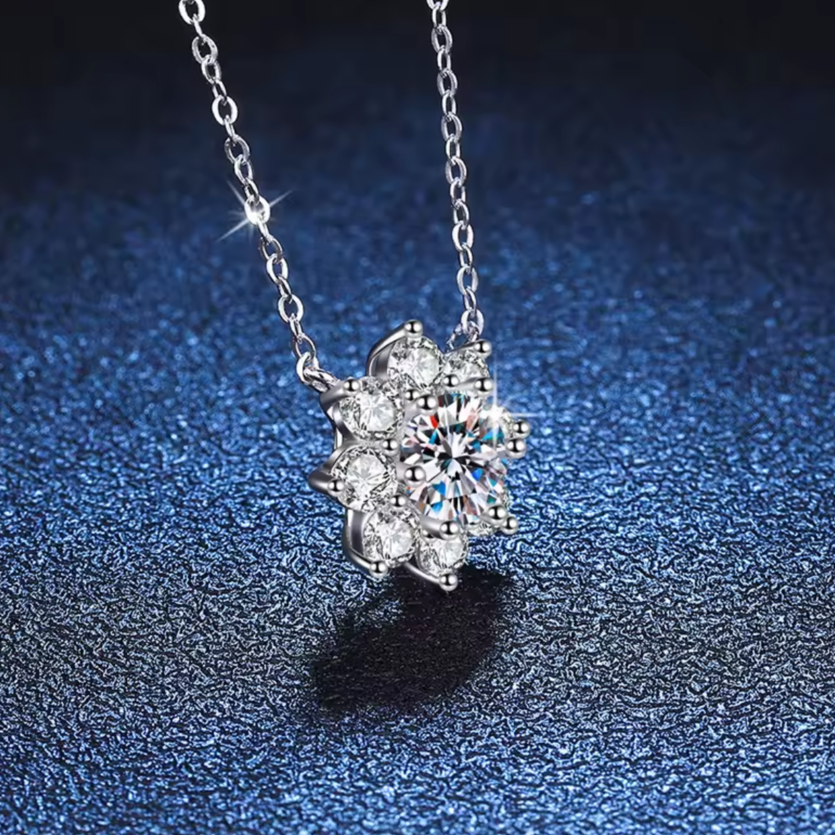 Naszyjnik z moissanitem i cyrkoniami gwiazdka 1ct srebro 925