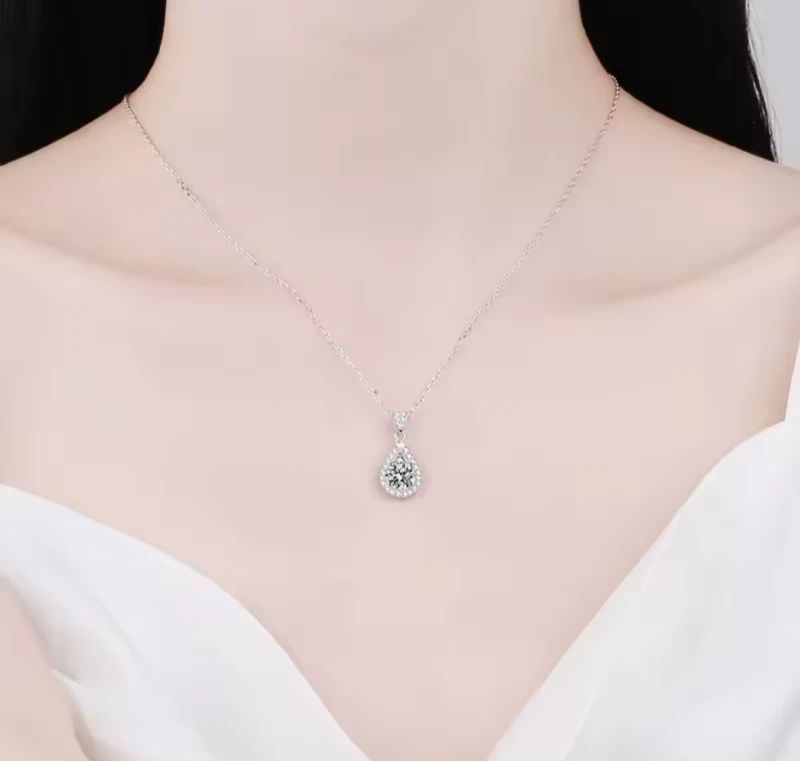 Naszyjnik "Kropla Kosmosu" z Moissanitem i Cyrkoniami www.selivah.pl 4
