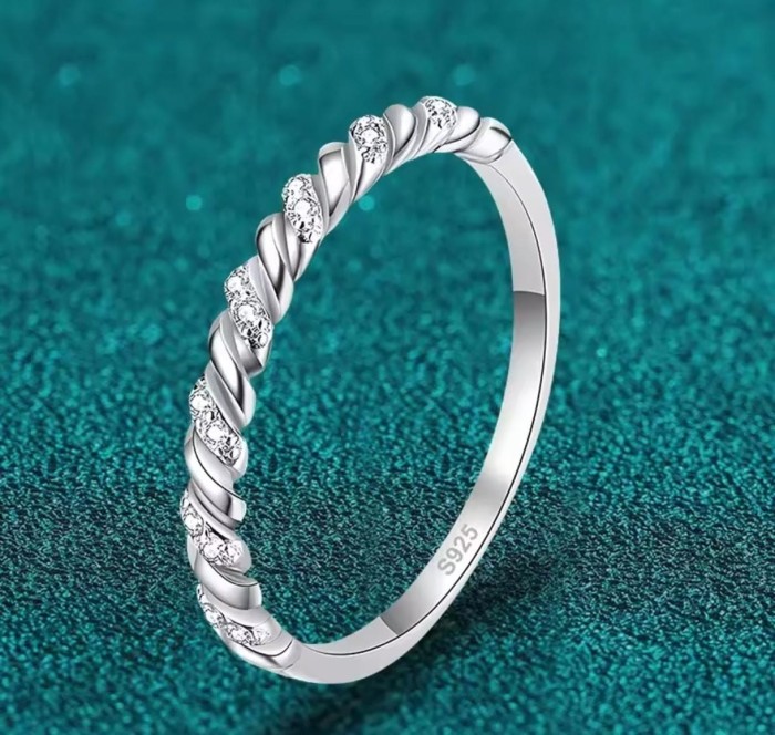 Pleciona Obraczka z Moissanitem 0,005 ct - Misterna Elegancja i Ochrona www.selivah.pl.png