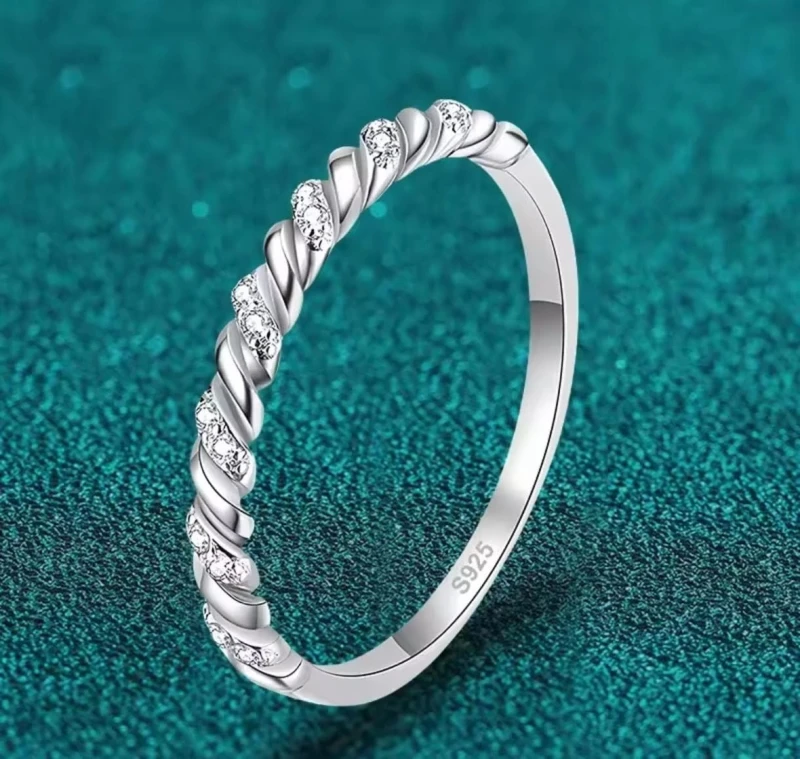 Pleciona Obraczka z Moissanitem 0,005 ct - Misterna Elegancja i Ochrona www.selivah.pl.png