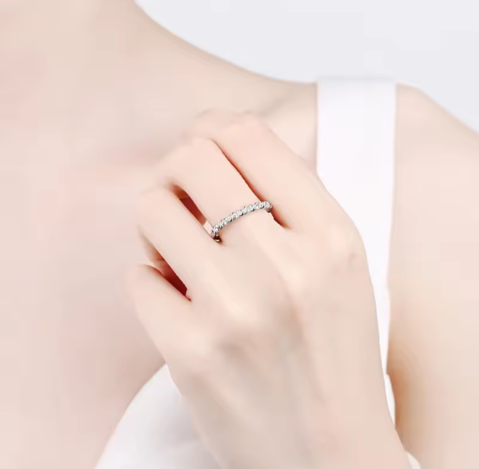 Pleciona Obraczka z Moissanitem 0,005 ct - Misterna Elegancja i Ochrona www.selivah.pl 3.png