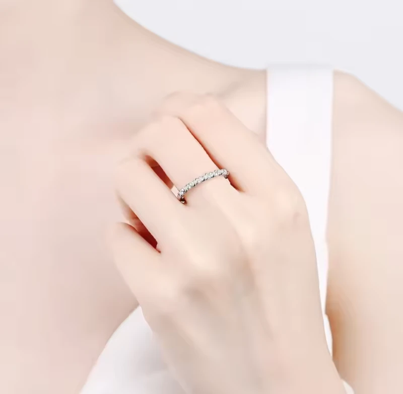 Pleciona Obraczka z Moissanitem 0,005 ct - Misterna Elegancja i Ochrona www.selivah.pl 3.png