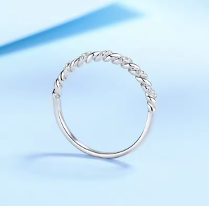 Pleciona Obraczka z Moissanitem 0,005 ct - Misterna Elegancja i Ochrona www.selivah.pl 1.png