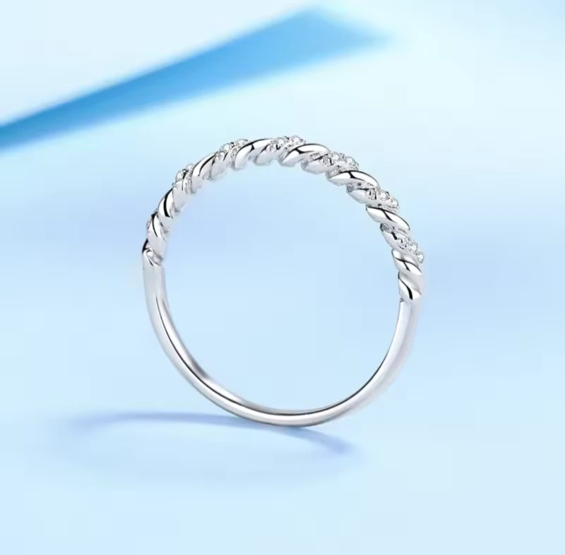 Pleciona Obraczka z Moissanitem 0,005 ct - Misterna Elegancja i Ochrona www.selivah.pl 1.png