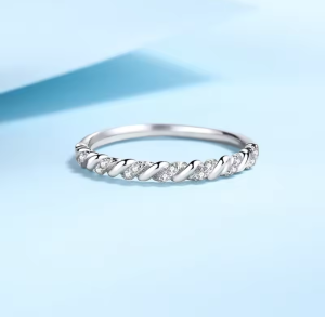 Pleciona Obraczka z Moissanitem 0,005 ct - Misterna Elegancja i Ochrona www.selivah.pl 2.png