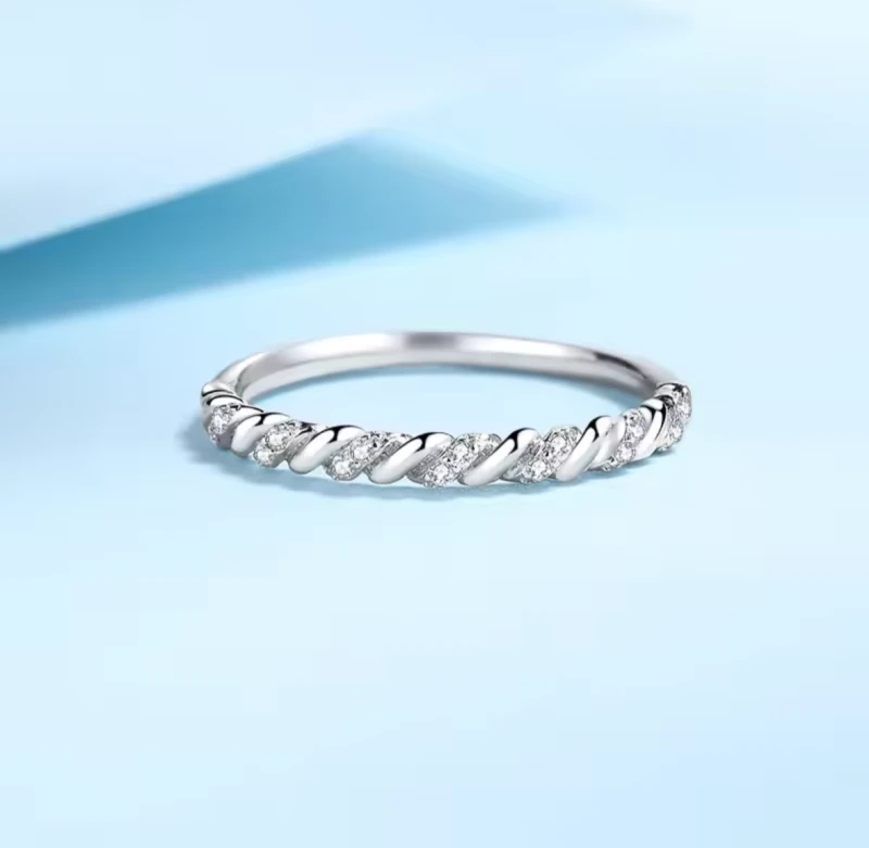 Pleciona Obraczka z Moissanitem 0,005 ct - Misterna Elegancja i Ochrona www.selivah.pl 2.png