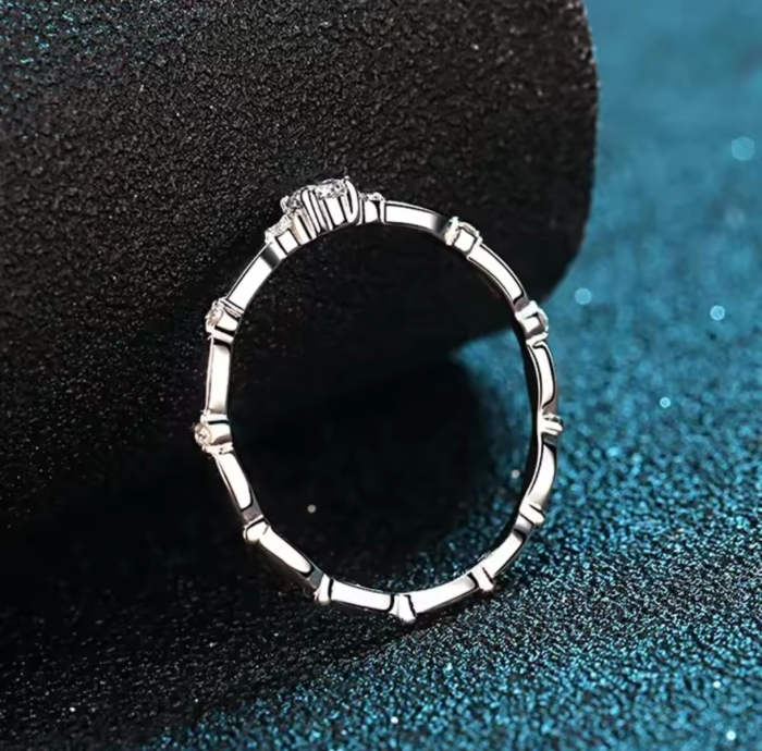 Delikatny Pierścionek z Moissanitem 0,1 ct - Subtelny Blask z Mocą Ochrony www.selivah.pl 3.png