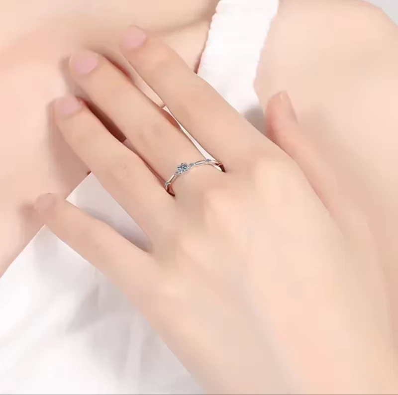 Delikatny Pierścionek z Moissanitem 0,1 ct - Subtelny Blask z Mocą Ochrony www.selivah.pl 4.png
