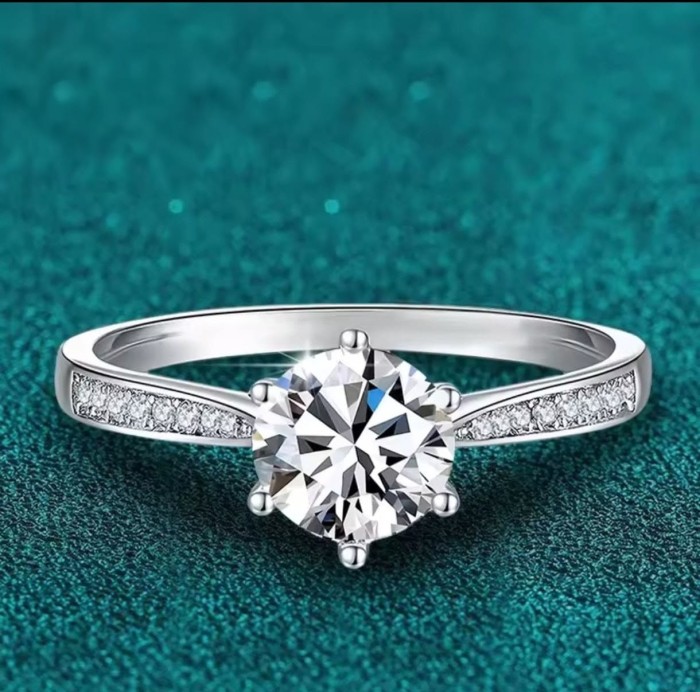 Pierścionek z Moissanitem 0,5 ct w Olśniewającym Otoczeniu Cyrkonii - Gwiazdorski Blask i Ochrona www.selivah.pl 1.png