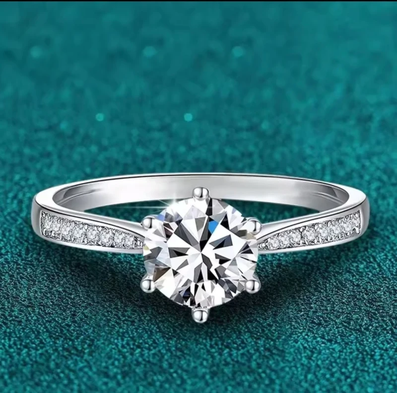 Pierścionek z Moissanitem 0,5 ct w Olśniewającym Otoczeniu Cyrkonii - Gwiazdorski Blask i Ochrona www.selivah.pl 1.png
