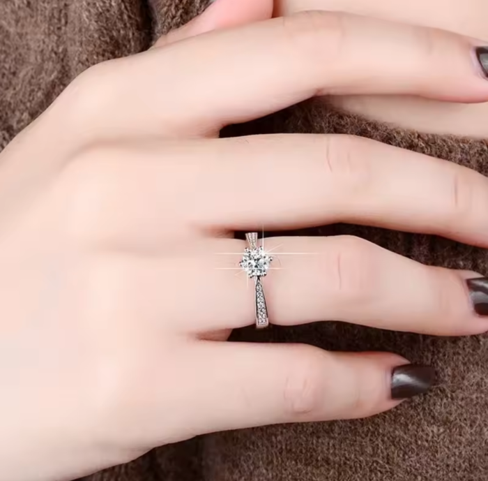 Pierścionek z Moissanitem 0,5 ct w Olśniewającym Otoczeniu Cyrkonii - Gwiazdorski Blask i Ochrona www.selivah.pl.png