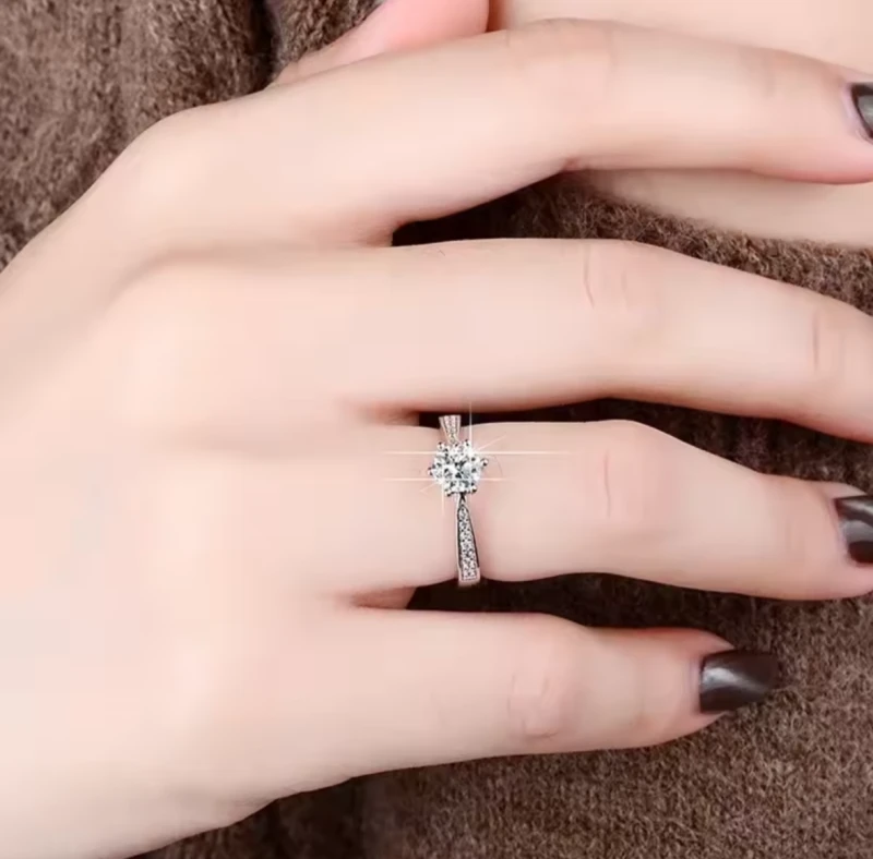 Pierścionek z Moissanitem 0,5 ct w Olśniewającym Otoczeniu Cyrkonii - Gwiazdorski Blask i Ochrona www.selivah.pl.png