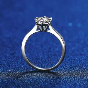 Pierścionek z Moissanitem 0,5 ct w Olśniewającym Otoczeniu Cyrkonii - Gwiazdorski Blask i Ochrona www.selivah.pl 2.png