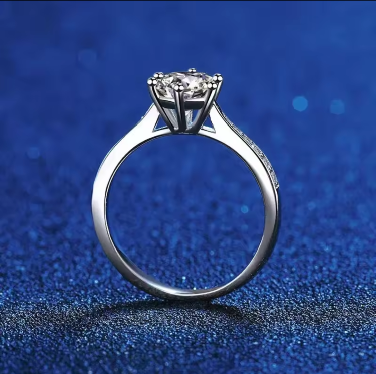 Pierścionek z Moissanitem 0,5 ct w Olśniewającym Otoczeniu Cyrkonii - Gwiazdorski Blask i Ochrona www.selivah.pl 2.png