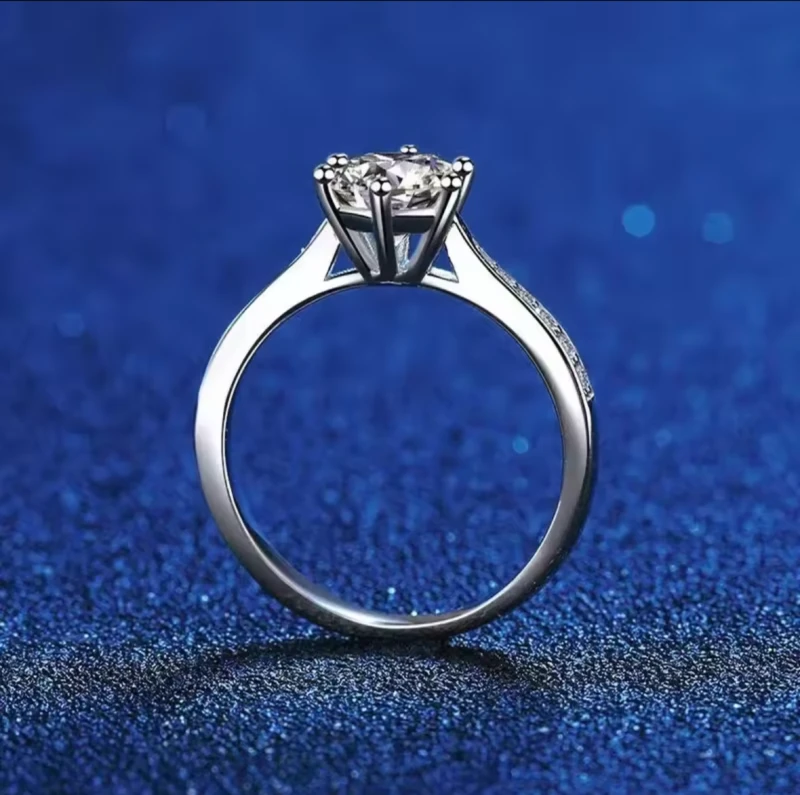 Pierścionek z Moissanitem 0,5 ct w Olśniewającym Otoczeniu Cyrkonii - Gwiazdorski Blask i Ochrona www.selivah.pl 2.png