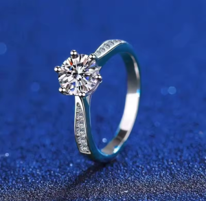 Pierścionek z Moissanitem 0,5 ct w Olśniewającym Otoczeniu Cyrkonii - Gwiazdorski Blask i Ochrona www.selivah.pl 3.png