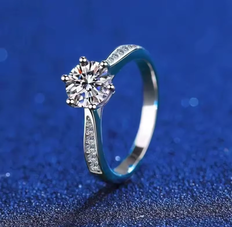 Pierścionek z Moissanitem 0,5 ct w Olśniewającym Otoczeniu Cyrkonii - Gwiazdorski Blask i Ochrona www.selivah.pl 3.png