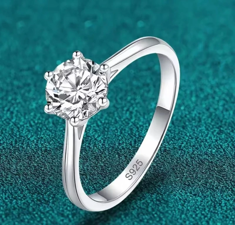 Pierścionek z Moissanitem 0,3 ct - Twój Osobisty Talizman Blasku i Elegancji www.selivah.pl.png
