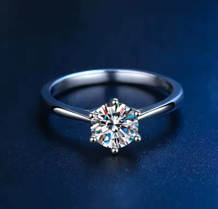 Pierścionek z Moissanitem 0,3 ct - Twój Osobisty Talizman Blasku i Elegancji www.selivah.pl 2.png