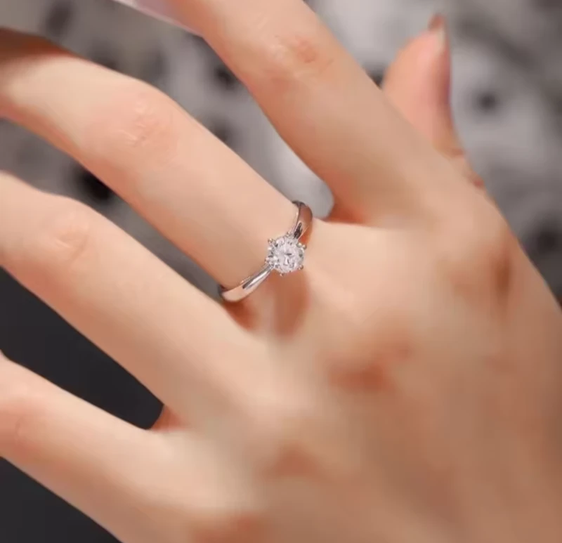 Pierścionek z Moissanitem 0,3 ct - Twój Osobisty Talizman Blasku i Elegancji www.selivah.pl 3.png