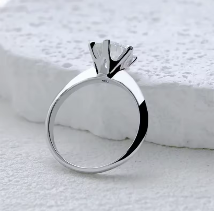 Pierścionek z Moissanitem 0,5 ct - Twój Osobisty Talizman Blasku i Mocy www.selivah.pl 4 (2).png