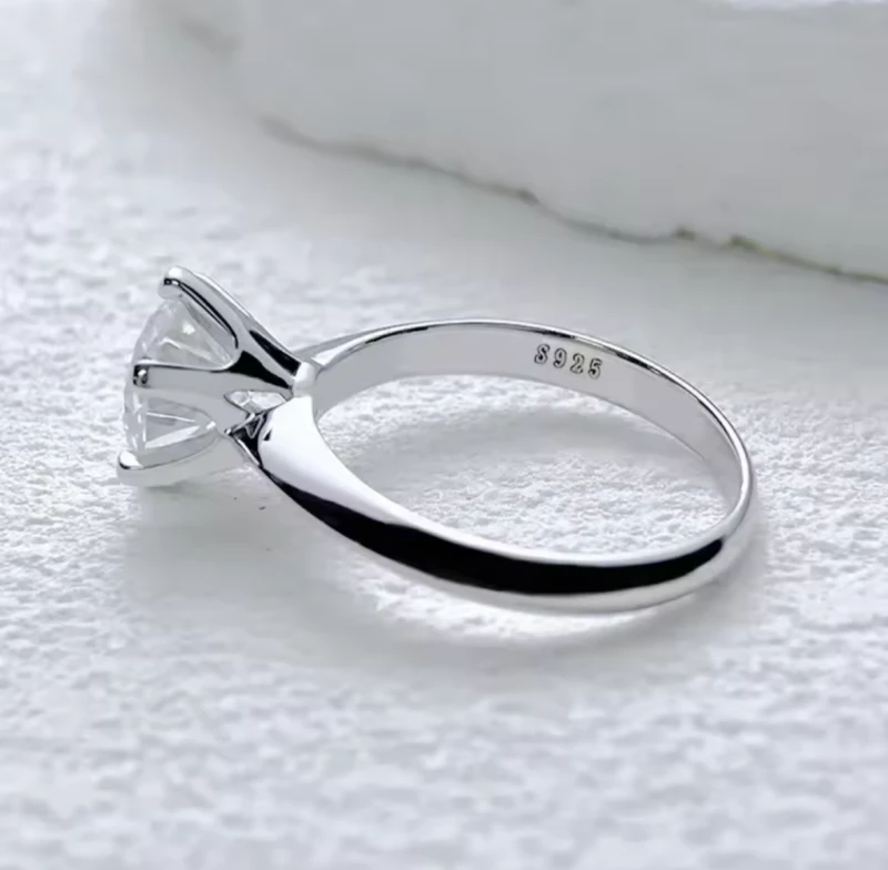 Pierścionek z Moissanitem 0,5 ct - Twój Osobisty Talizman Blasku i Mocy www.selivah.pl 5.png