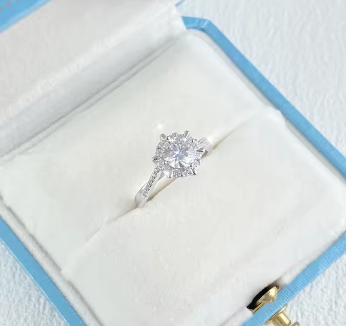 Pierścionek "Krąg Światła" z Moissanitem 0,5 ct selivah.pl 2