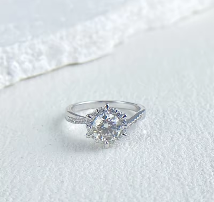 Pierścionek "Krąg Światła" z Moissanitem 0,5 ct selivah.pl5